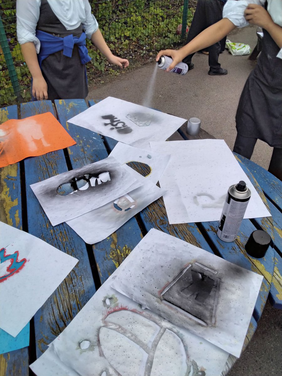 ParadisePrimary's tweet image. Students #experimented with #spraypaint in #art lesson.
Some wonderful designs! 🎨