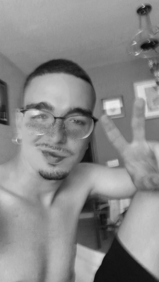 _snicky__'s tweet image. me rulo un blunt con tu papel de víctima ✨