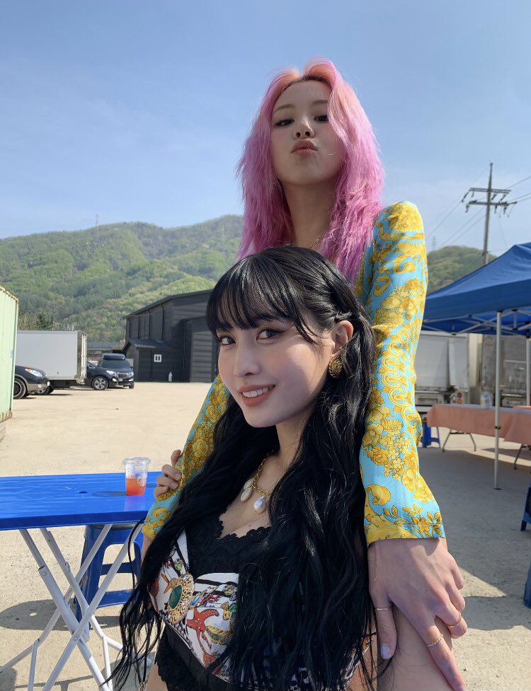 persuadinglasso's tweet image. ⠀
       Buff women.