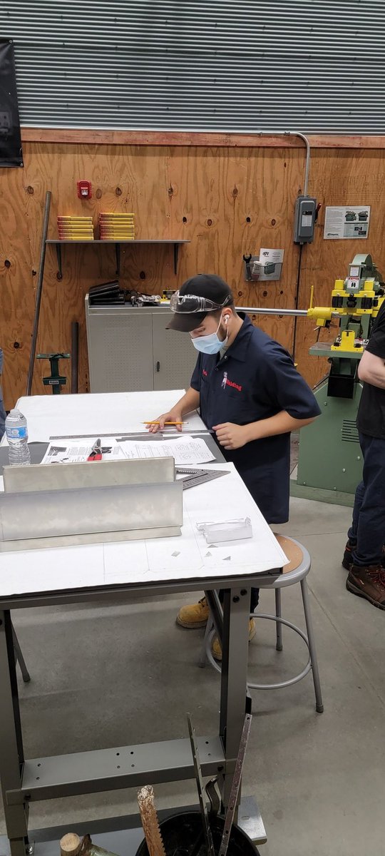 MrDubs_PM_andW's tweet image. Day 3 and Ss have done both prototypes, have the bottoms and lids cut out.  Working on the other parts and final fitment.  Maybe done today 🤞..then we can have a 4 hrs of welding in booths a day early! #GSD #makestuffwithyourhands #makeworkcoolagain #welding #precisionmachining