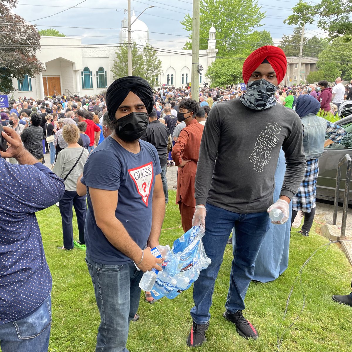 This moment from last night’s vigil stuck with me.

Members of London’s Sikh community handing out bottles of water to Muslim attendees. #ldnont