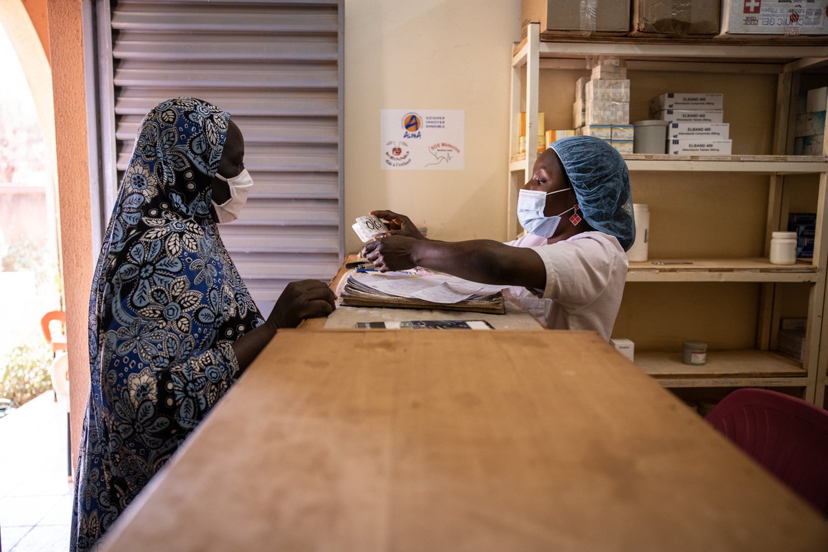 ALIMA_ORG's tweet photo. Aminata, a patient at the National Center for the Elderly in #Ouagadougou 🇧🇫 goes to the in-house pharmacy to receive her free medicine.
Since 2020, the ALIMA / #Keoogo / SOS Médecins-Burkina Faso consortium has been providing #care and medicine to the elderly. https://t.co/lPOZGt5aXT