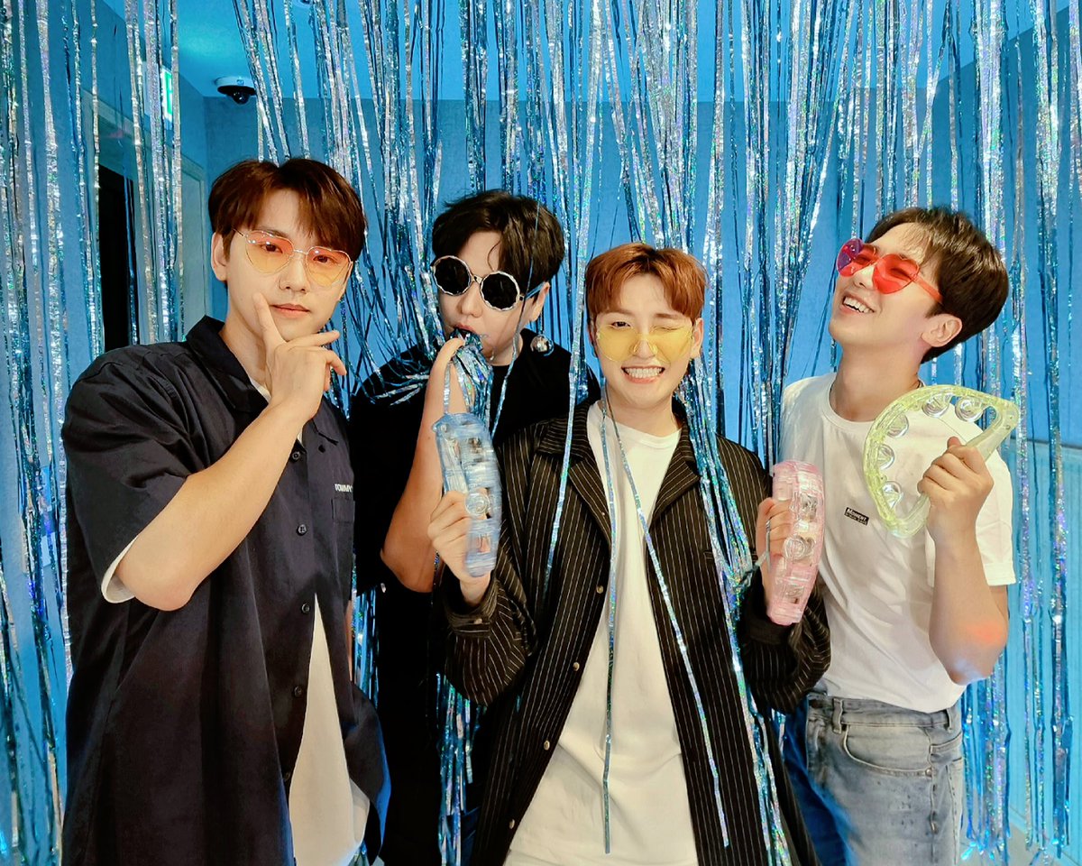 TOP_100PERCENT's tweet photo. 백퍼센트로 가득했던 퍼펙-싱잉룸🎤🎵
김록현! 조종환! 김찬용! 장혁진! 백!퍼!센!트!☁️💙

#백퍼센트 #100PERCENT https://t.co/HKHkEaTJYr