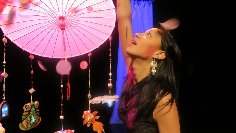 [SPECTACLE JEUNESSE] samedi 12 juin à 15h30. Fermez les yeux et laissez-vous porter par des berceuses d’îles en îles. 🏝 Un spectacle musical pour les petites oreilles à partir de 18 mois 👶 conté et chanté par Séréna Fisseau, autrice et interprète.