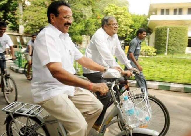 Mallikarjun_022's tweet photo. ಪೆಟ್ರೋಲ್ ದರ ₹81 ಇದ್ದಾಗ ಬಿಜೆಪಿ ನಾಯಕರು ಸೈಕಲ್ ಹೊಡೆದಿದ್ದೇನು,ಪ್ರತಿಭಟಿಸಿದ್ದೇನು,ಬಂದ್ ಮಾಡಿದ್ದೇನು,ಬೀದಿಯಲ್ಲಿ ಹೊರಳಾಡಿದ್ದೇನು! @nimmasuresh, @DVSadanandGowda ಅವರೇ,ವಿಶ್ವದಲ್ಲೇ ದುಬಾರಿ ತೆರಿಗೆ ವಿಧಿಸುತ್ತಿರುವ ನಿಮ್ಮದೇ ಸರ್ಕಾರದ ವಿರುದ್ಧ ಪ್ರತಿಭಟಿಸುವುದಿಲ್ಲವೇ?ಸೈಕಲ್ ಏರುವುದಿಲ್ಲವೇ? @MBPatil
#Petrol100NotOut https://t.co/H6qXB6SxaC