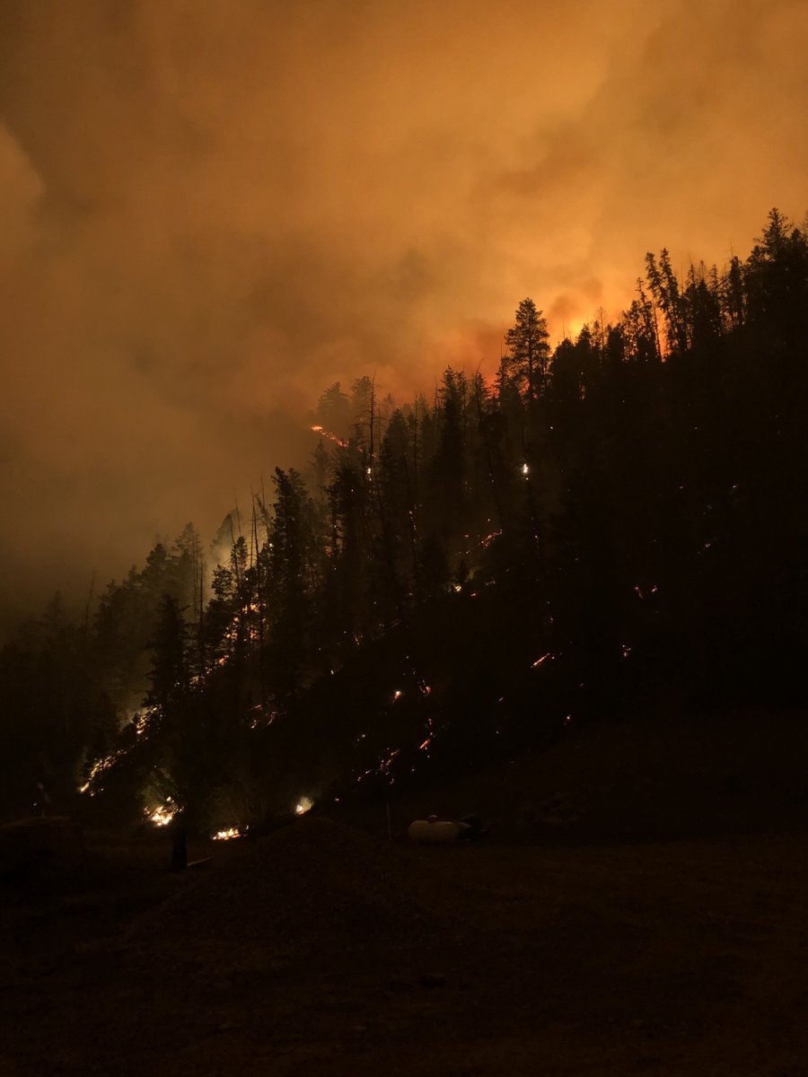 UtahWildfire's tweet image. BEAR FIRE UPDATE: 1,971 acres; 0% contained. Burning about 4 mi NW of Helper in rugged terrain, requiring air tanker/helicopters. US-6 open, may be impacted. Follow @UDOTTRAFFIC 
for updated road conditions. #blmgl #fireyear2021 @NIFC_Fire

Photo credit: Jason Porter, BLM