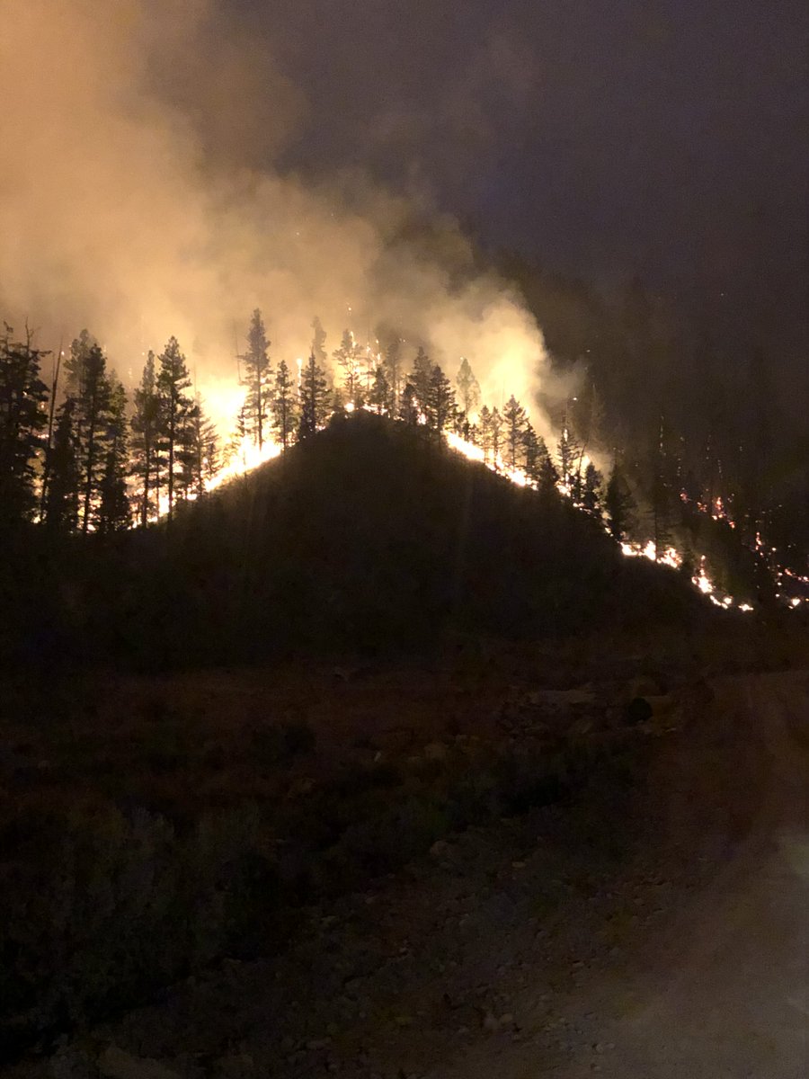 UtahWildfire's tweet image. BEAR FIRE UPDATE: 1,971 acres; 0% contained. Burning about 4 mi NW of Helper in rugged terrain, requiring air tanker/helicopters. US-6 open, may be impacted. Follow @UDOTTRAFFIC 
for updated road conditions. #blmgl #fireyear2021 @NIFC_Fire

Photo credit: Jason Porter, BLM