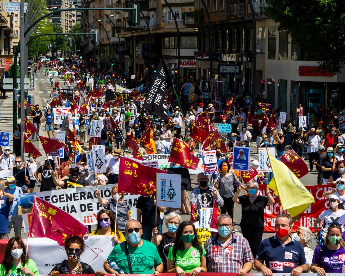 RebeldiaRMurcia's tweet photo. Hoy más de medio centenar de colectivos y millares de murcianos hemos inundado las calles de Murcia junto a Las Marchas de la Dignidad y el Plan de Choque RM para construir una comunidad más justa, solidaria, feminista y ecologista
#9JReconstruirLaRegion 
📸 @dani_zarara https://t.co/j73bykwclW