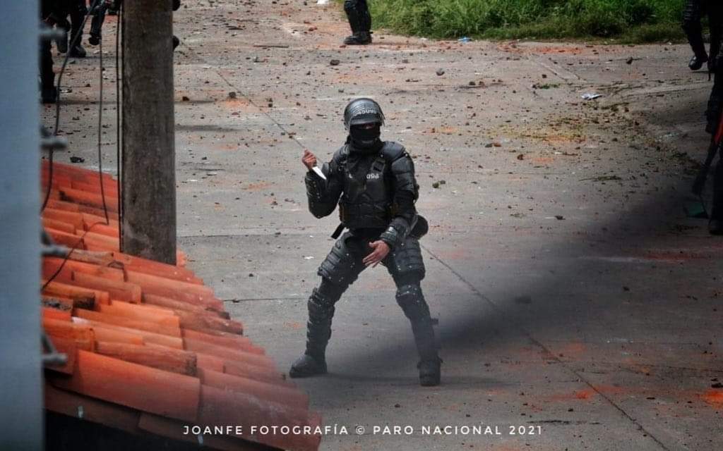 victorballestas's tweet photo. @Julianaramirez6 "Hay que detener a esos vándalos" 🙊 https://t.co/xAIoHYp5Nf