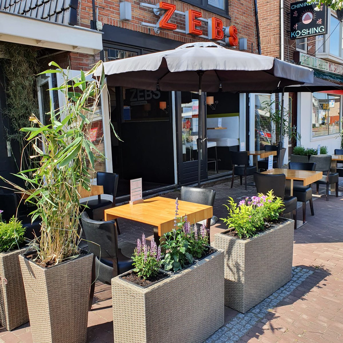 ZEBSDeBilt's tweet photo. Het is zover: we hebben een terras! Kom gezellig langs voor een drankje en/of (borrel)hapje!
Tip: aanbevolen wijn is deze week een rosé: Coquille de Mer, Grenache. Zacht, fruitig en een betaalbare kwaliteitsrosé. Heerlijk als aperitief op mooie zomerdagen! https://t.co/Cung1ldVzz https://t.co/wFDo8kdmHS