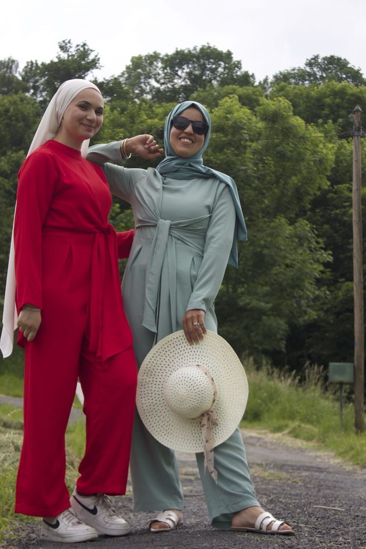 HananeShop's tweet photo. Notre #combinaison #Hasret est en ligne 🤩

#Couleurs : rouge vif et vert d'eau ✨

Disponible sur https://t.co/LhRLbPjf4x 🔥

#nouveau #modest #hijab #voile #fashionstyle #hijabstyle #fashion #Fashionista #mode #hananeshop https://t.co/VGYLJLx6Pk