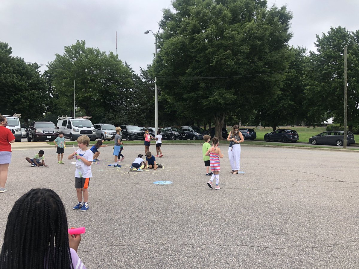 HunterFirsties's tweet photo. First grade bubble and chalk day is in full effect!! Everyday should be bubble today! ✨🧼 @HunterPrincipal https://t.co/SkPZEL8wKg