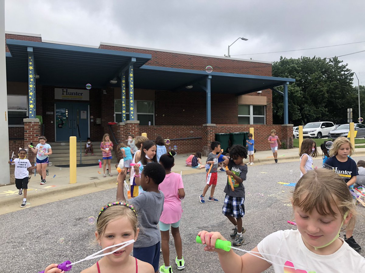 Hunter Firsties (@hunterfirsties) on Twitter photo First grade bubble and chalk day is in full effect!! Everyday should be bubble today! ✨🧼 <a href="/HunterPrincipal/">Hunter GT-AIG Elem</a> First grade bubble and chalk day is in full effect!! Everyday should be bubble today! ✨🧼 <a href="/HunterPrincipal/">Hunter GT-AIG Elem</a>