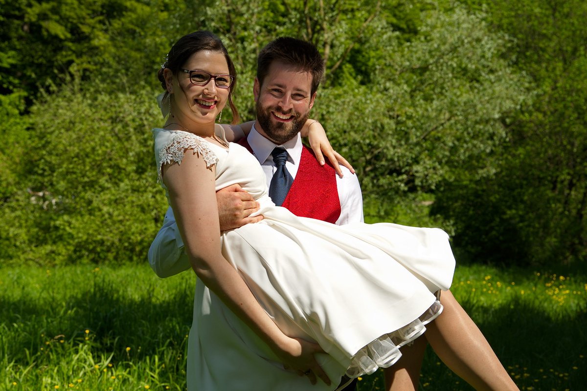 AsinusDocet's tweet photo. How I found my wife in the woods while chopping wood. #TrueStory #ManlyThings (Yes, I'm going to flood my timeline with my wedding pictures in the days to come) https://t.co/usITM4G9BF
