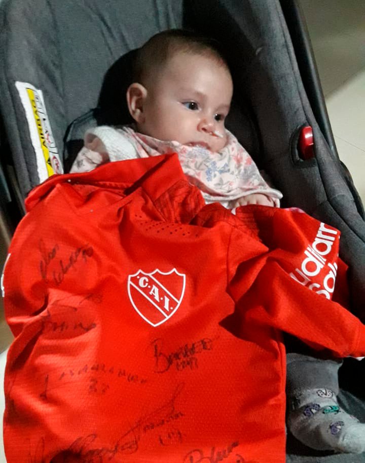 Independiente's tweet photo. ¡#TodosConCala!

Cala Manelli fue diagnosticada con Atrofia Muscular Espinal tipo 1 y necesita un medicamento muy costoso.

#Independiente donó una camiseta autografiada para recaudar fondos. En @todosconcala encontrás más info para ayudar.

El Pueblo Rojo está con vos, Cala ❤️ https://t.co/AmKI4VveFg