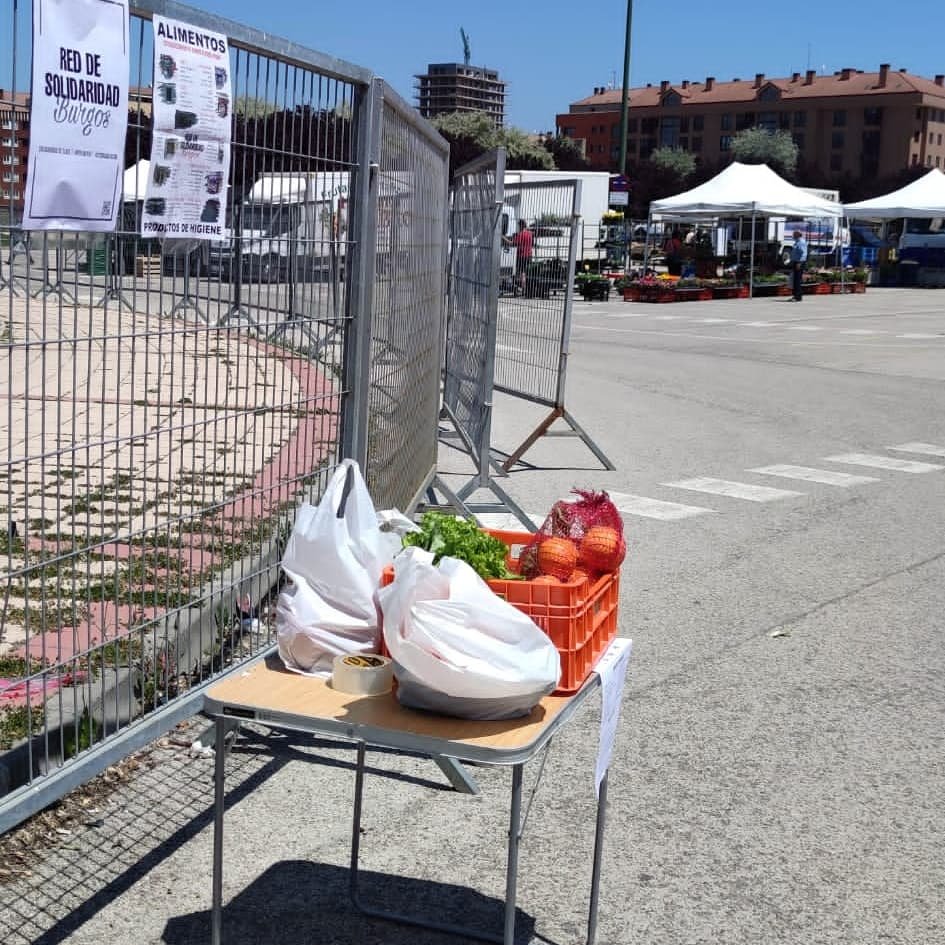 🍊 Hoy la Despensa Comun hemos estado recogiendo alimentos frescos en los carros de frutas y verduras para repartir esta semana.

✊ Necesitamos muchas mas manos para hacer el trabajo eficaz durante los meses que vienen.