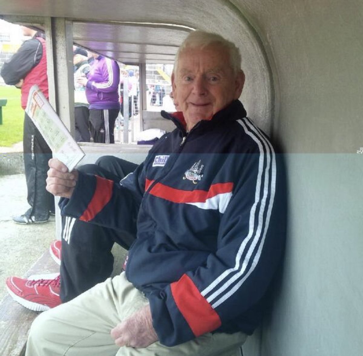 PaudieP's tweet photo. Sad to hear of the passing of Tommy Lynch, who for more years  than most can remember was the grounds man at @PaircUiCha0imh . A character, a cead mile failte individual and most certainly a legend. May his soul rest in peace https://t.co/JKzc7tmCWJ