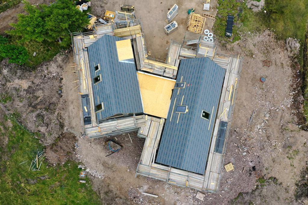 Roof on! #housebuild #newbuild #selfbuild #ecohouse #highlands #scotland #architecture #construction #bendamphlodge #bendamphhouse