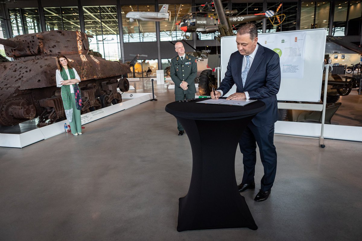 Groene deal Defensie, Amersfoort, Soest en Leusden om duurzaamheid in de regio te versterken. De Bernhardkazerne wordt duurzaam opgeknapt en vernieuwd. Kansen voor terrein er omheen in kaart gebracht. Vanmorgen ondertekenden de partijen de overeenkomst.👉
bit.ly/3v6g9qh