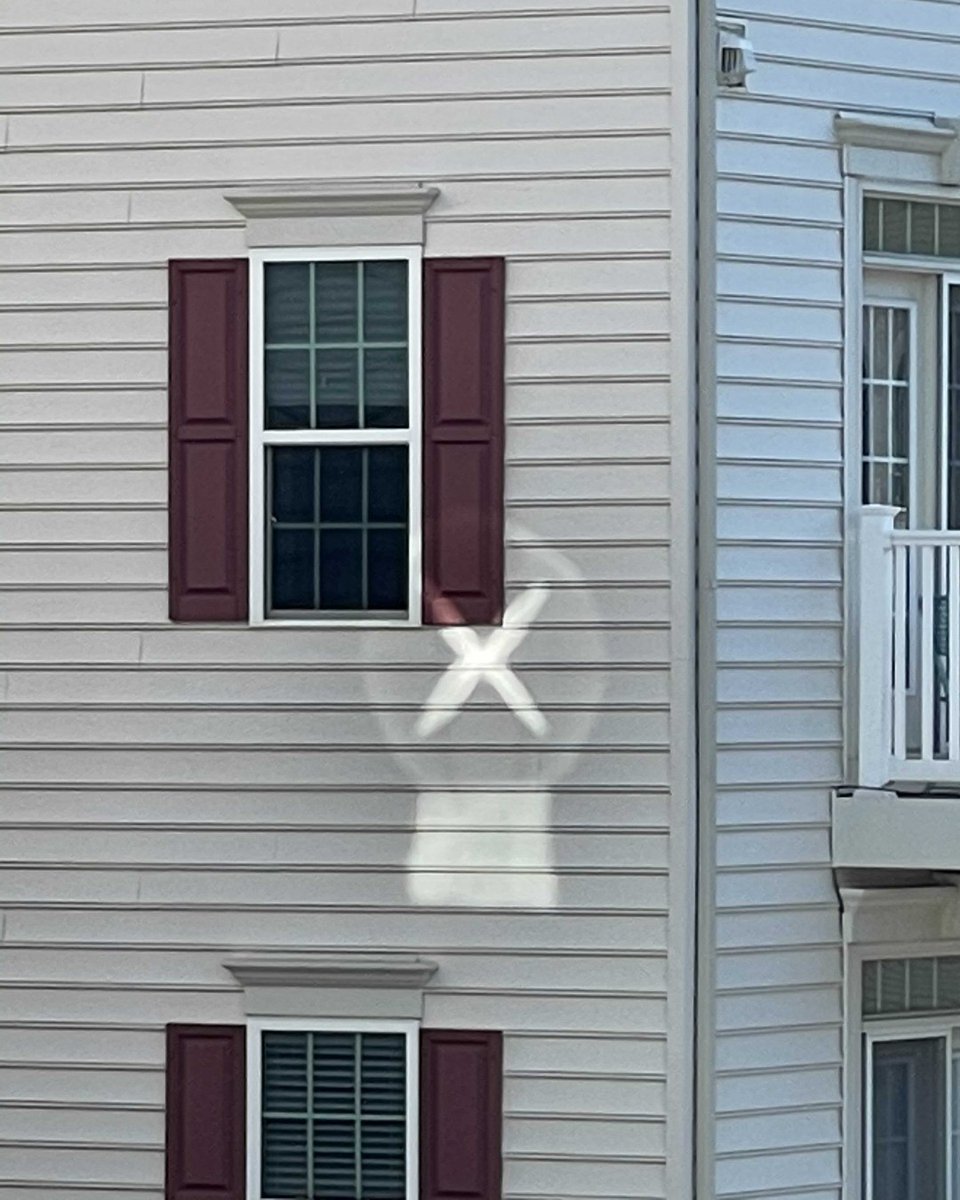 TopToBottomServ's tweet image. An example of how reflection off a window can melt/distort vinyl siding 🤪 #WackyWednesday #ttbservices #homeinspections