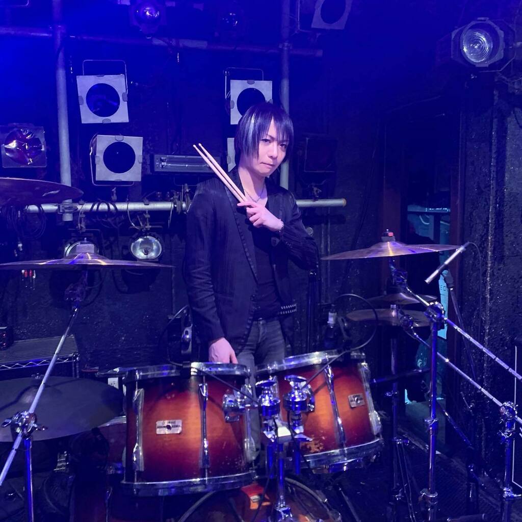 iamaimsk's tweet photo. #ロックの日
昨日までの自分に対してROCK🤟🏻
I’m not where I want to be, But I am not where I used to be..
#drummer #drums #ドラム #69 #rockdays #musician #androgynous https://t.co/SGp1wShzfi