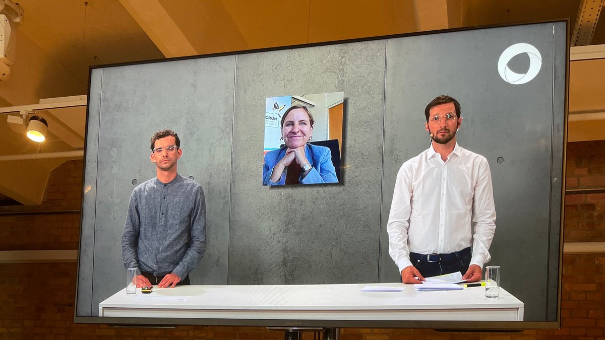 agoraverkehr's tweet photo. Mainz hat gute Erfahrungen gemacht mit Beteiligungsprozessen, sagt @katrineder. Zum Bau einer neuen Straßenbahnlinie gab es mehrere Workshops. Dort wurde nicht über das Ob gesprochen, sondern über das Wie.
#AgoraStadtgespräch 2021 #Verkehrswende #Mobilitätswende #Mainzelbahn https://t.co/DR70SCsocp