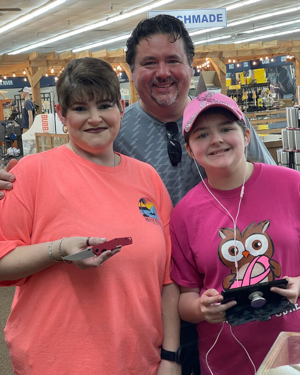 KnifeworksInc's tweet photo. Birthday Girl Audra & Family stopped in today! She landed the NEW Ace Clyde from Giant Mouse with the Red Aluminum Handle! Engraved with her Name! Thank you for shopping with us & Happy Birthday! #giantmouse #giantmouseknives #engrave #engraving
https://t.co/uascH5Q6AY https://t.co/TkHeQtLQmc