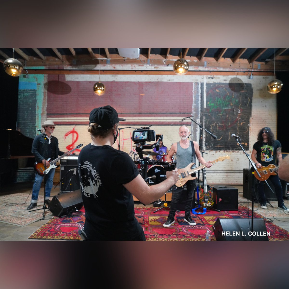 DeltaDeep_'s tweet image. Did you tune in to Beastly Ball over the weekend? Delta Deep caught up backstage with @Slash! 💥🎸 #LAZoo #BeastlyBall #conservation  📸: Helen Collen