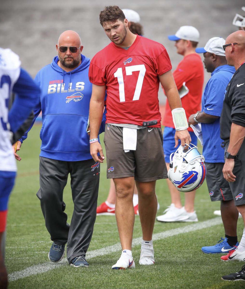 _bretweet's tweet photo. Just a weekly reminder that Josh Allen #looksgoodinshorts https://t.co/UuZT0Yj5zJ