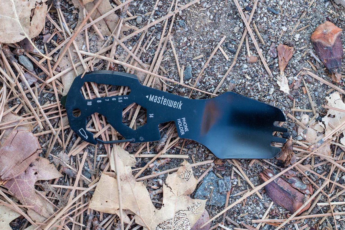 Sturdy and lightweight, the Barrow Spork has a slim design and 7 useful functions. The spork is equipped with utensils, phone holder, wrenches, screwdriver, serrated edge, bottle opener and carabiner.