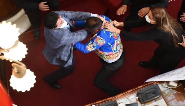 Diario_ElTiempo's tweet image. #Trifulca Tras gresca, legisladores de Bolivia no bajan la guardia ow.ly/LTpQ30rKkGX