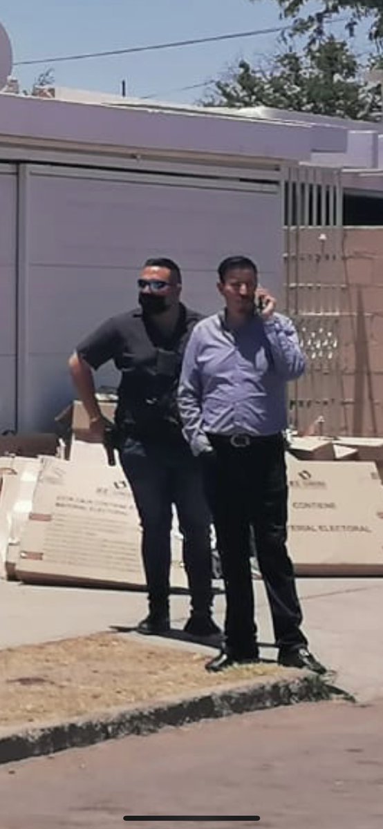 Felipeelopezc's tweet photo. Carlos Calvo Garcia con un arma por fuera del consejo municipal en Hermosillo, empleado del diputado @GildardoReal. Aguas, si hay balazos ya saben quién fue! @IEESonora @INEMexico @Policia_HMO @GN_MEXICO_ @PespSonora https://t.co/lwNYlb6zH6