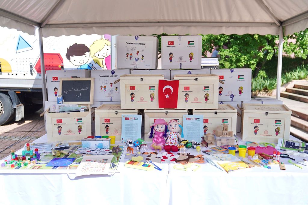 Bir kez daha "Biz yaptık, Biz ürettik" demenin mutluluğunu ve gururunu yaşıyoruz.
Emeği geçen tüm arkadaşlarıma çok teşekkür ediyorum..
<a href="/ziyaselcuk/">Ziya Selçuk</a> 
<a href="/tcmeb/">Millî Eğitim Bakanlığı</a>