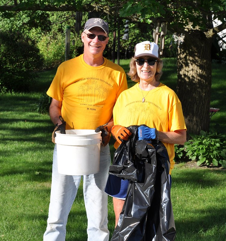 Detroit17Deana's tweet photo. Dave & spent time picking up garbage along our road. We also wrote thank you notes to essential workers thanking them for their work during the pandemic. #WMUDayOfService @wmualumni https://t.co/XIki0E0xRX
