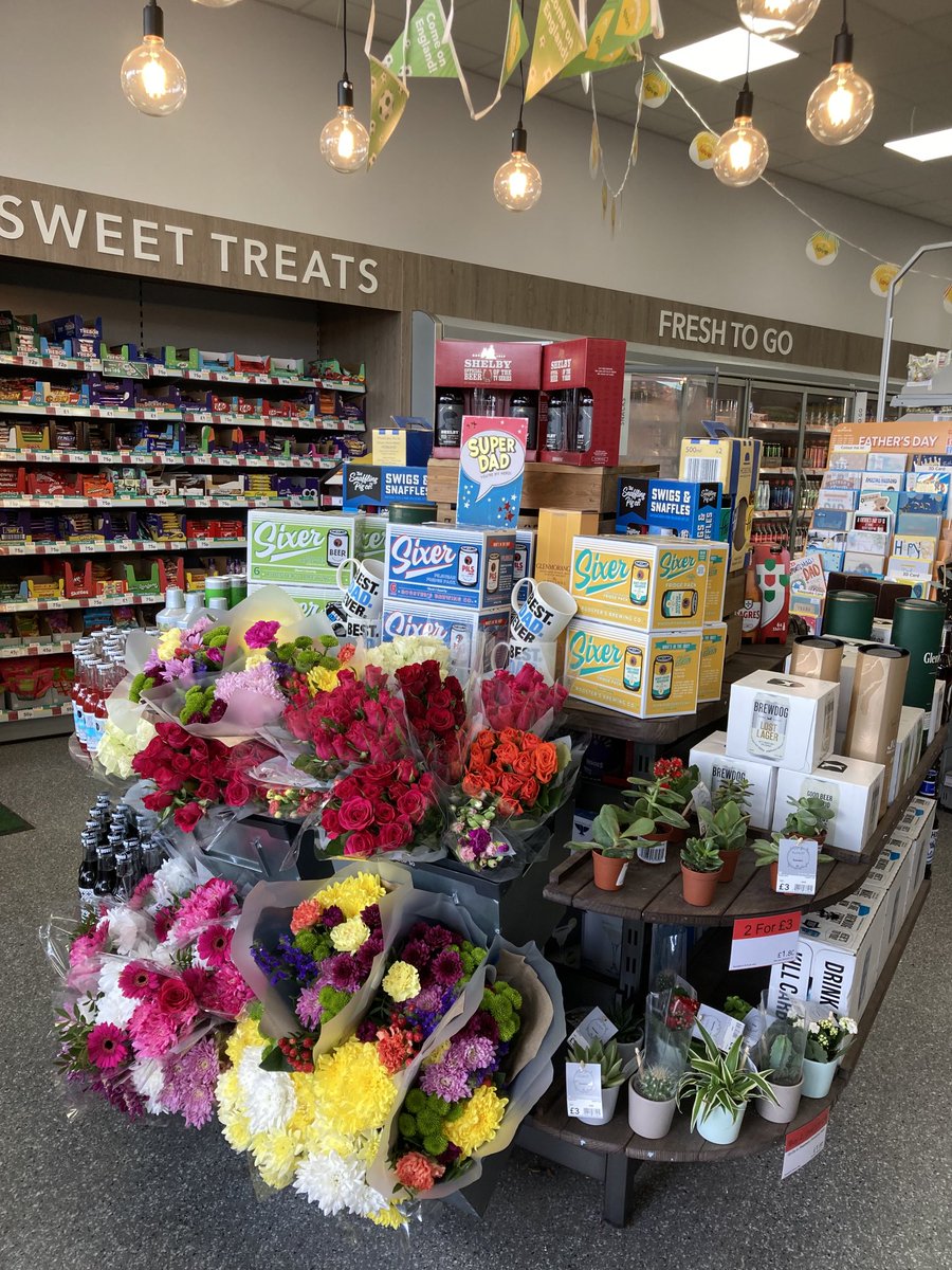 Team Queensway getting ready for Fathers Day ⁦<a href="/KayWynn19/">Kayleigh McLanachan</a>⁩
