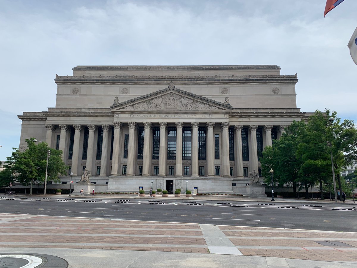 mewalk16's tweet photo. Celebrity sighting at the National Archives today! Mr. Zheutlin teaching us about the “monument dedicated to knowledge and facts.” #THSTakesDC https://t.co/N8XP2qlF4F