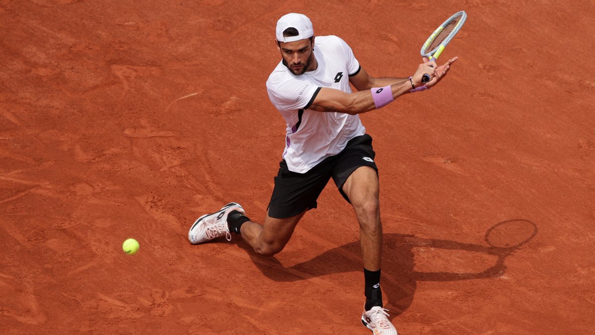atptour's tweet photo. We've got a battle on our hands 🤜🤛

🇮🇹 @MattBerrettini steals the third set 7-6(5) against Djokovic.

#RolandGarros https://t.co/XJVl30mDJS
