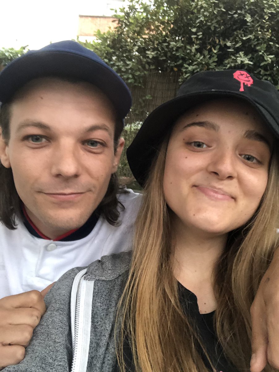 TeamLouisNews's tweet photo. Louis with a fan recently! 

© svnshinelouiis https://t.co/8xUkCnsD4F