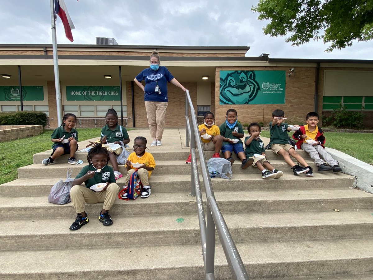 LALoganFWISD's tweet image. Nothing like ice cream to celebrate students! #perfectattendance #mathbee #poetrycontest