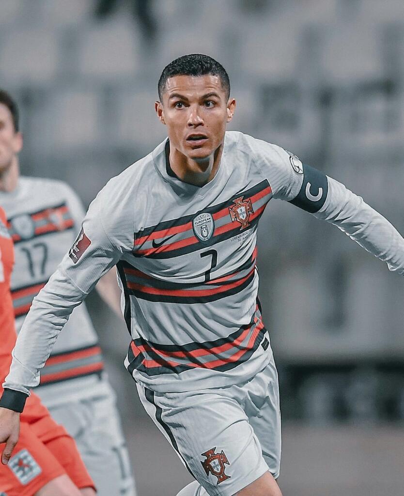 kenfack19's tweet photo. Les pleures, les pleures soloment Seigneur😭😭
Arhhhggg
#ForzaParabens, #Capitan💪 #ForzaCR👑 https://t.co/8w1Mftn5A6