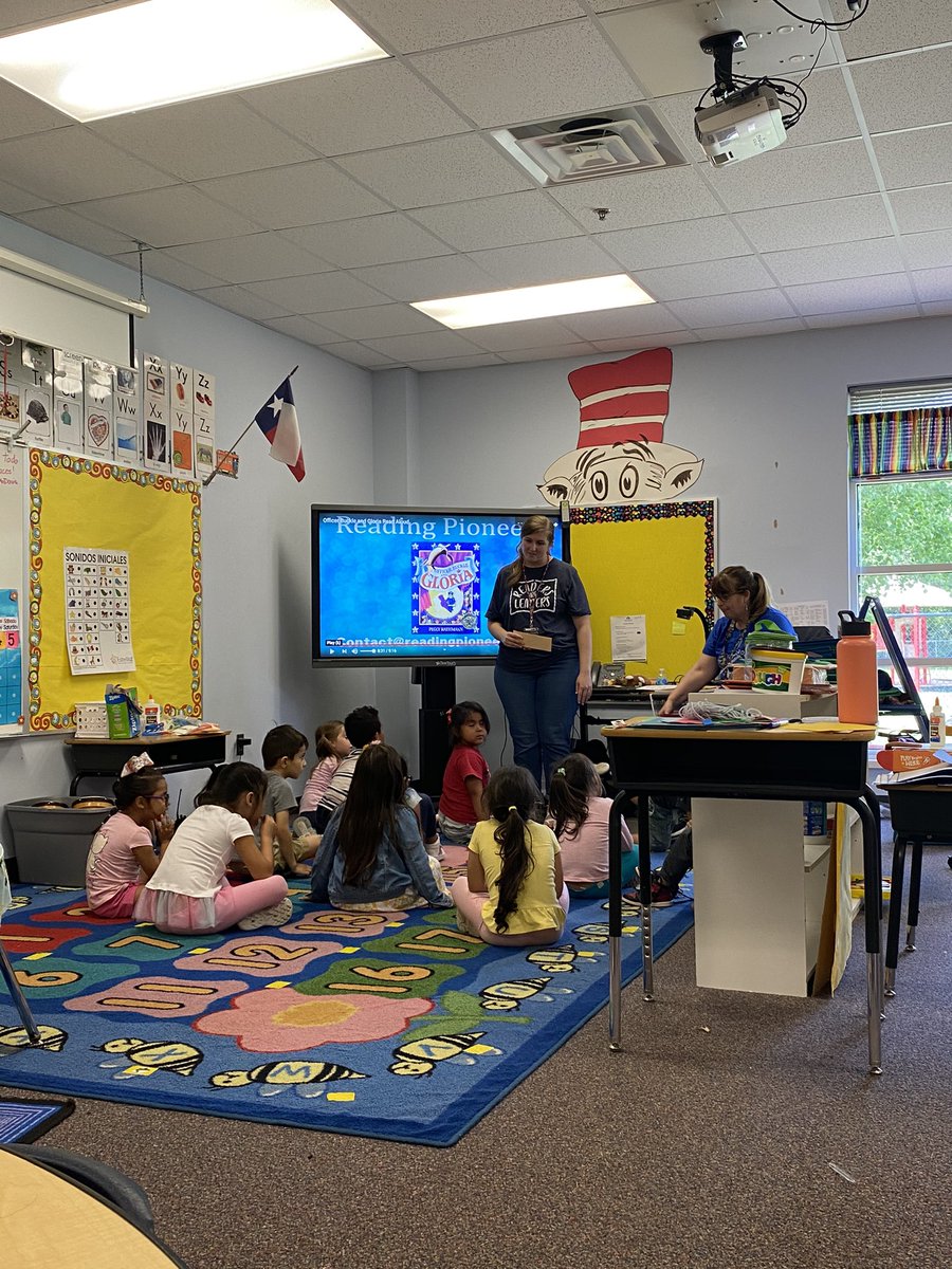 mfriesonTTU's tweet image. Mrs. Schulze leading a read aloud on the book “Officer Buckle and Gloria”. 📚 #techteach