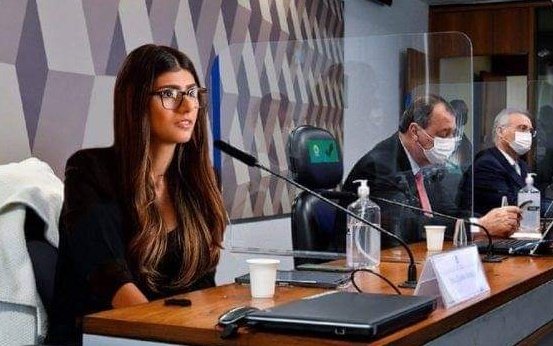 WORD_NEWSS's tweet photo. É fake foto de Mia Khalifa depondo na CPI. https://t.co/dd2AUMuwip