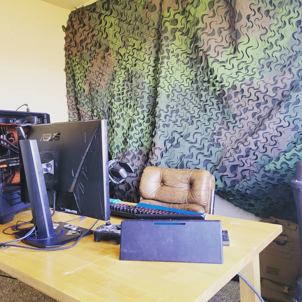 AstroForged's tweet image. New stream studio set up today routing cables for the server this weekend #streaminstyle #smallstreamers