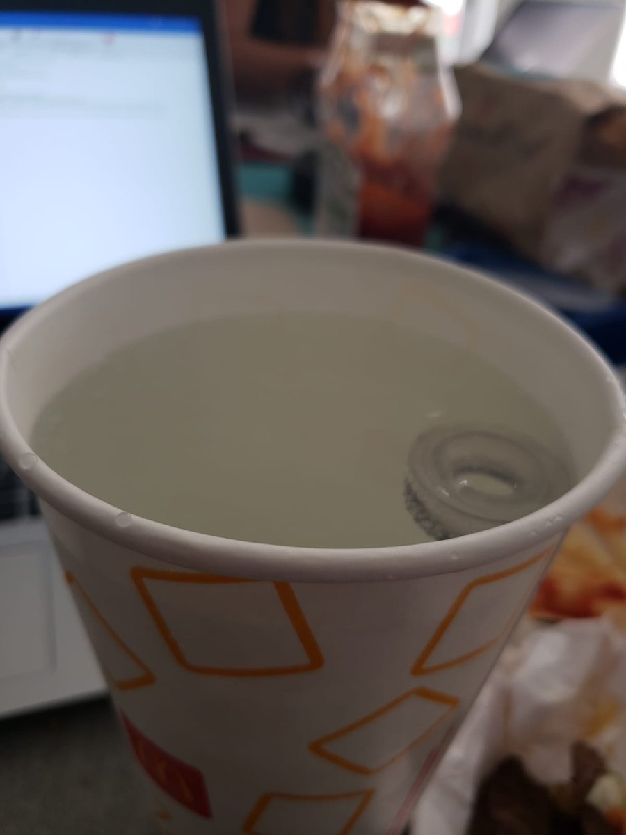 yonatan10's tweet photo. Llego de comorar de la sucursal de Mcdonals Plaza Santin y al abrir mi refresco me encuentro con un plastico, esto quiere decir que su control de calidad no funciona no revisan los productos antes de entregarselos al cliente @McDonaldsMexico #servicioalclientemcdonaldsmexico https://t.co/51ac7wfbMA