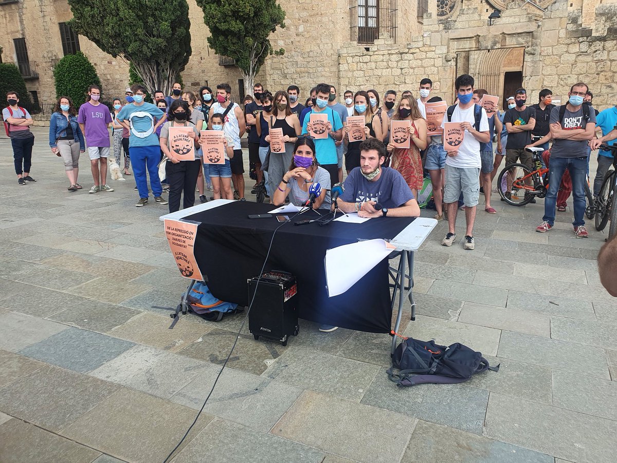 Estem a plaça octàvia fent la roda de premsa i presentant el grup de suport  A l'atzar nosaltres!!! La solidaritat la nostra millor arma!