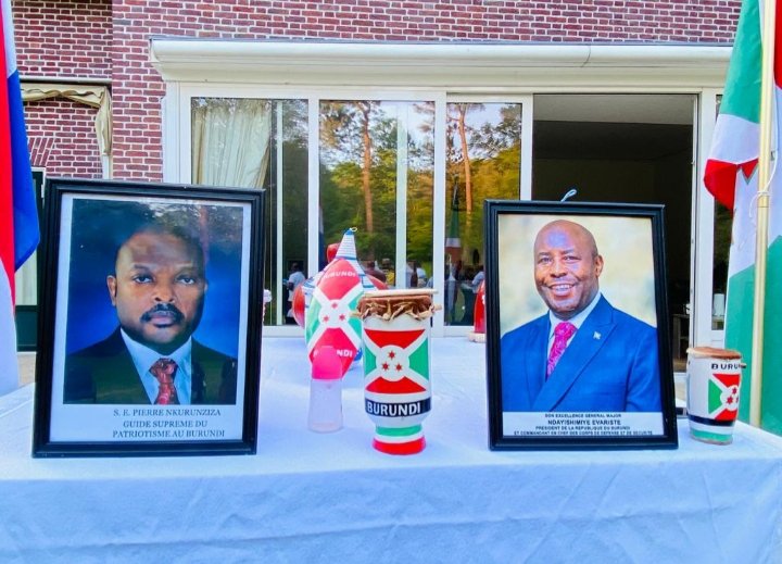 gamankurunziza's tweet photo. Commémoration à La Haye de la mort du Guide Suprême du Patriotisme S.E feu Pierre NKURUNZIZA par les burundais et les amis du #Burundi vivants aux Pays-Bas. Les cérémonies ont commencé par une prière d'action de grâce  à sa mémoire. https://t.co/6U9ijAhalA