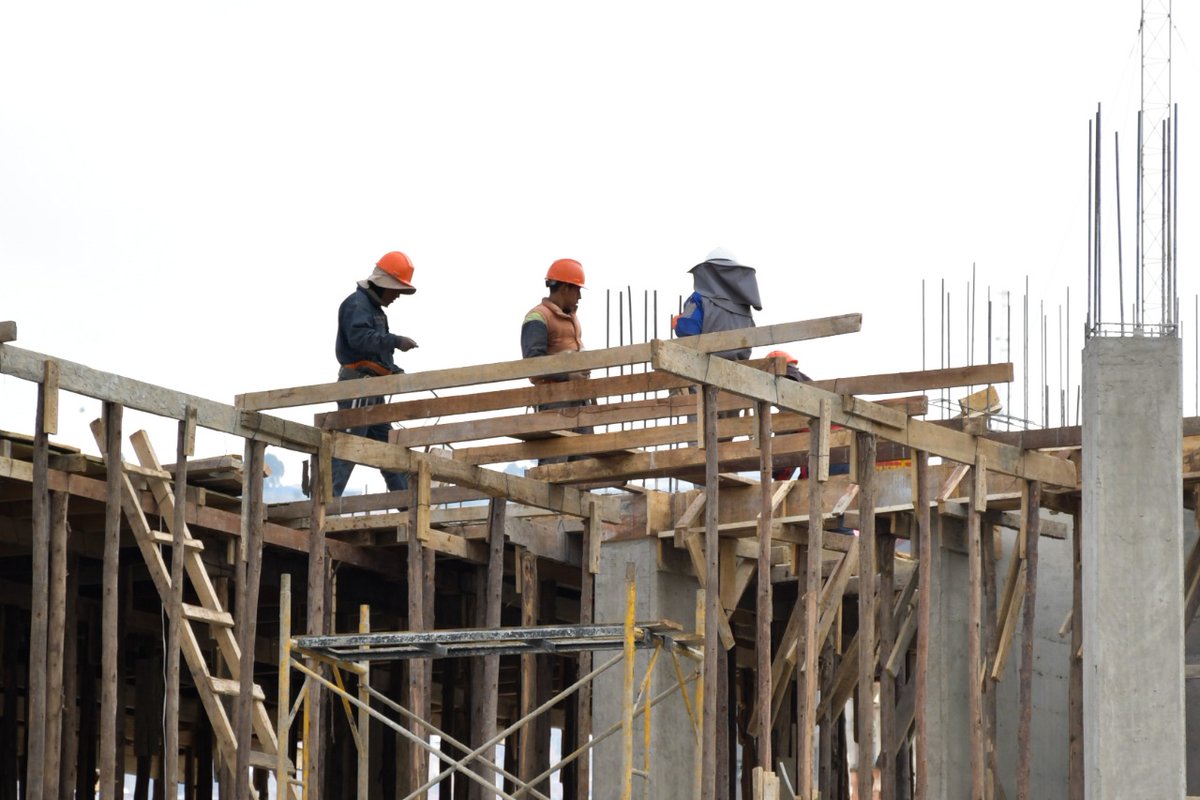 EconomiaBo's tweet photo. #ConstructorSeguro | Unos 1.186 trabajadores de la construcción ya compraron su seguro. Lee el detalle: https://t.co/i6WMAkkjUN
#VamosASalirAdelante
#ReconstruimosLaEconomía https://t.co/QenxzsuWcY
