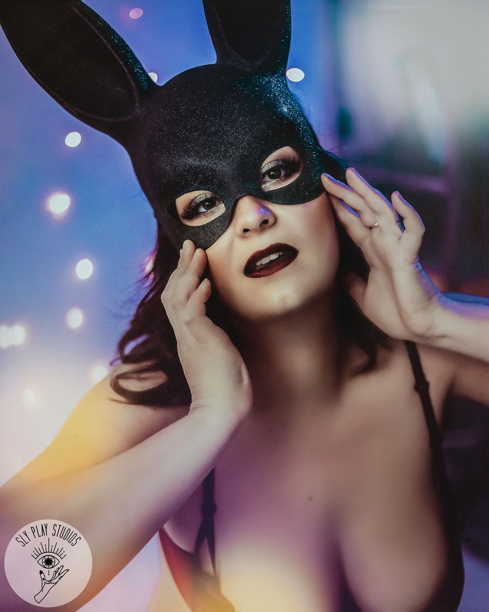 slyplaystudios's tweet photo. "The truth is that all of us have multiple identities -- if only because all of us were children once, then teenagers, and are these things no longer, yet are them still."
-Nancy Huston, Losing North
#wednesdaywisdom 
.
.
.
HMUA Echo at autumnartistrymakeupandhair  #hamont #b https://t.co/HbN5qIngK1