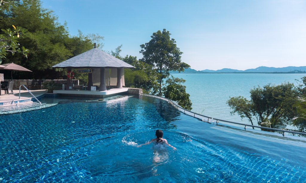 ChewPhuket's tweet photo. 🌊 𝗧𝗵𝗲 𝗪𝗲𝘀𝘁𝗶𝗻 𝗦𝗶𝗿𝗮𝘆 𝗕𝗮𝘆
ที่พักฝั่งเกาะสิเหร่ของภูเก็ตสวยปังมากก✨ เป็นรีสอร์ทห้าดาวแบบหรูๆ สระน้ำกว้างเห็นวิวทะเล🌊 ส่วนห้องพักถ้าเป็นช่วงนี้จะเป็นห้องวิวทะเลทั้งหมด🌴 ชมแสงพระอาทิตย์ตกดินยามเย็นได้จากในห้องเลย✨
📍 เกาะสิเหร่ , ภูเก็ต
#รีวิวภูเก็ต #chewph https://t.co/80XxT8Iomq