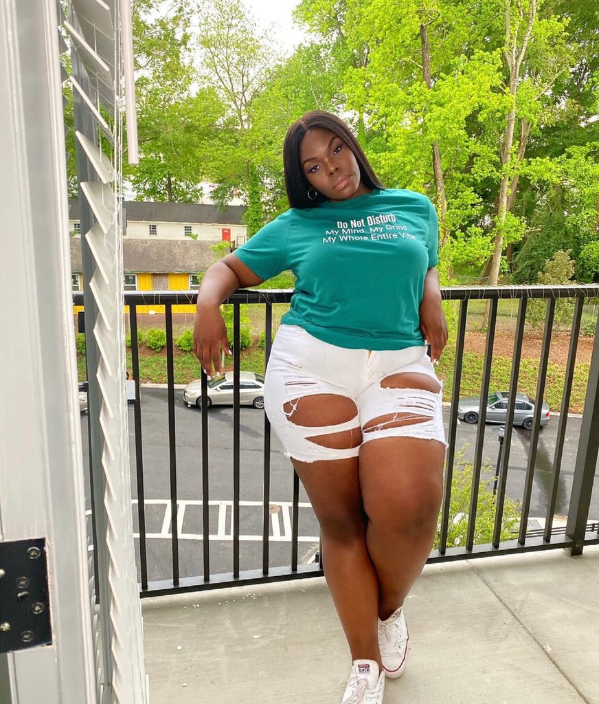 Plus_Fabulosity's tweet photo. #PlusWithAnExtra | Do not disturb my mind, my grind, my whole entire vibe. @Wondreaa is such a mood. Our crush of the week. β₯οΈ
#WCW #SafeAtPlusFabulosity #ChangingTheNarrative https://t.co/3XhNekCK85